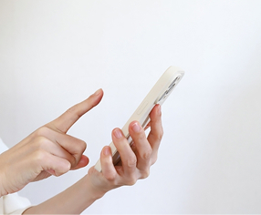 スマートフォンで予約する様子