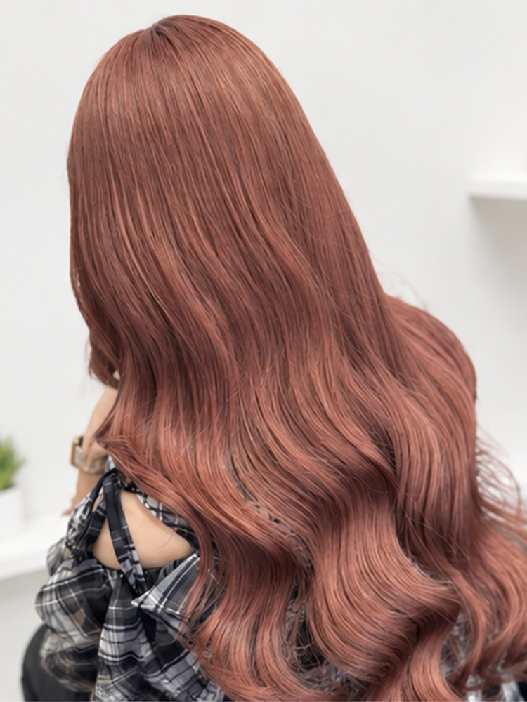 ハイトーンカラーで仕上げたロングヘアのスタイル