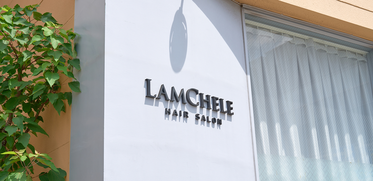 ハイトーンカラーで仕上げたロングヘアのスタイル