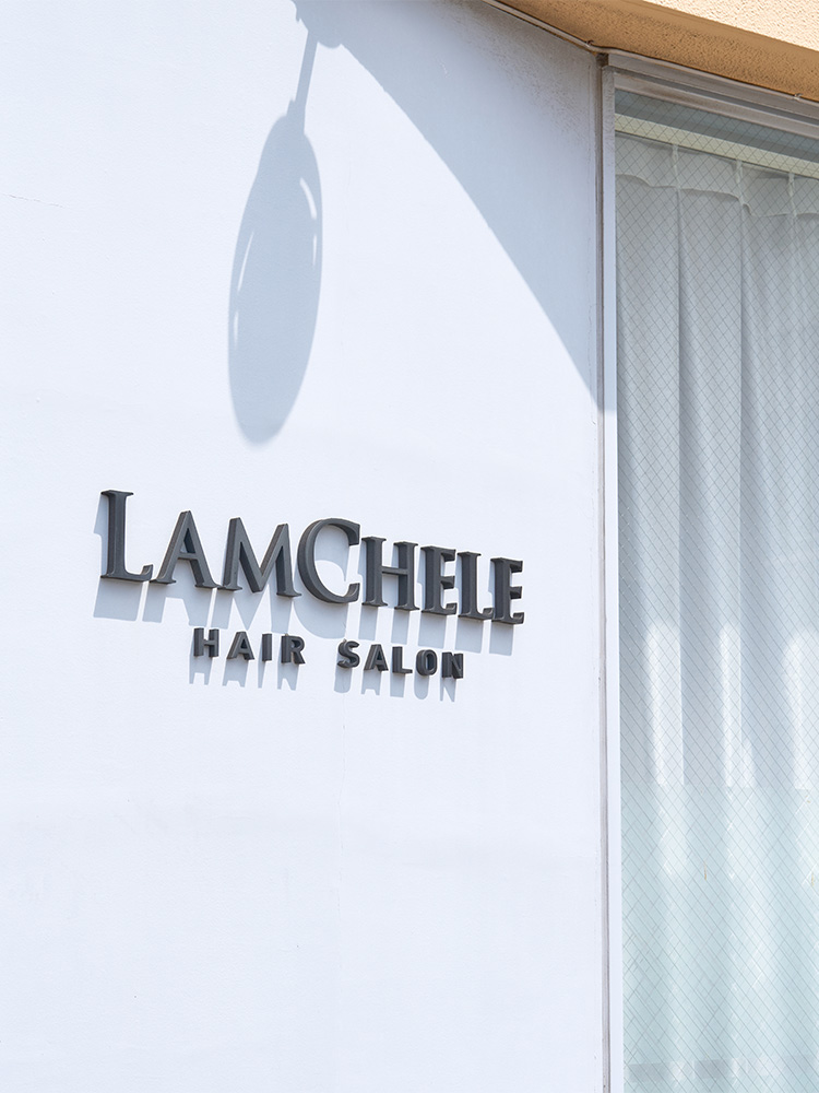 ハイトーンカラーで仕上げたロングヘアのスタイル